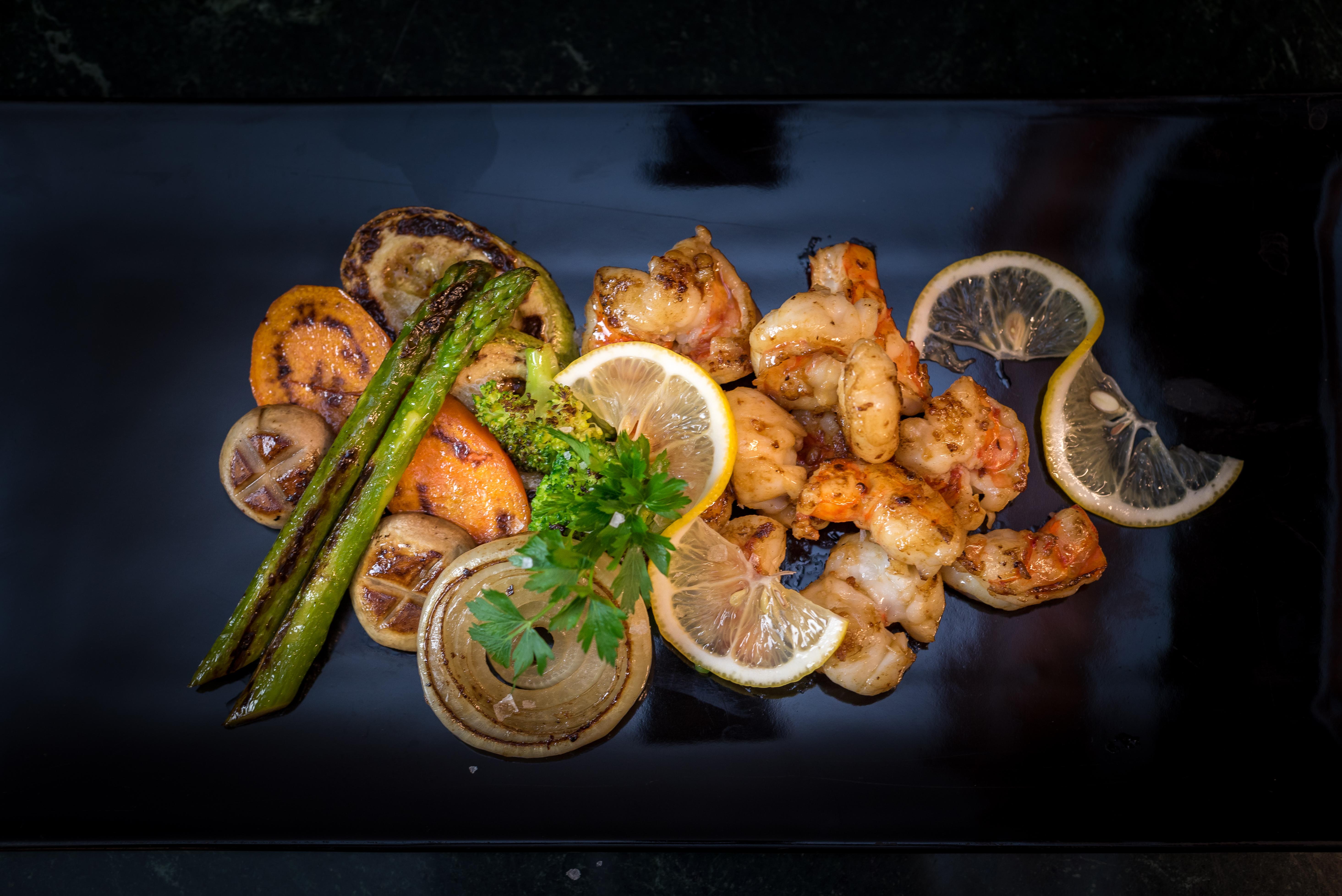 Kempinski Hotel Grand Arena Bansko Eksteriør bilde Grilled shrimp with lemon and asparagus