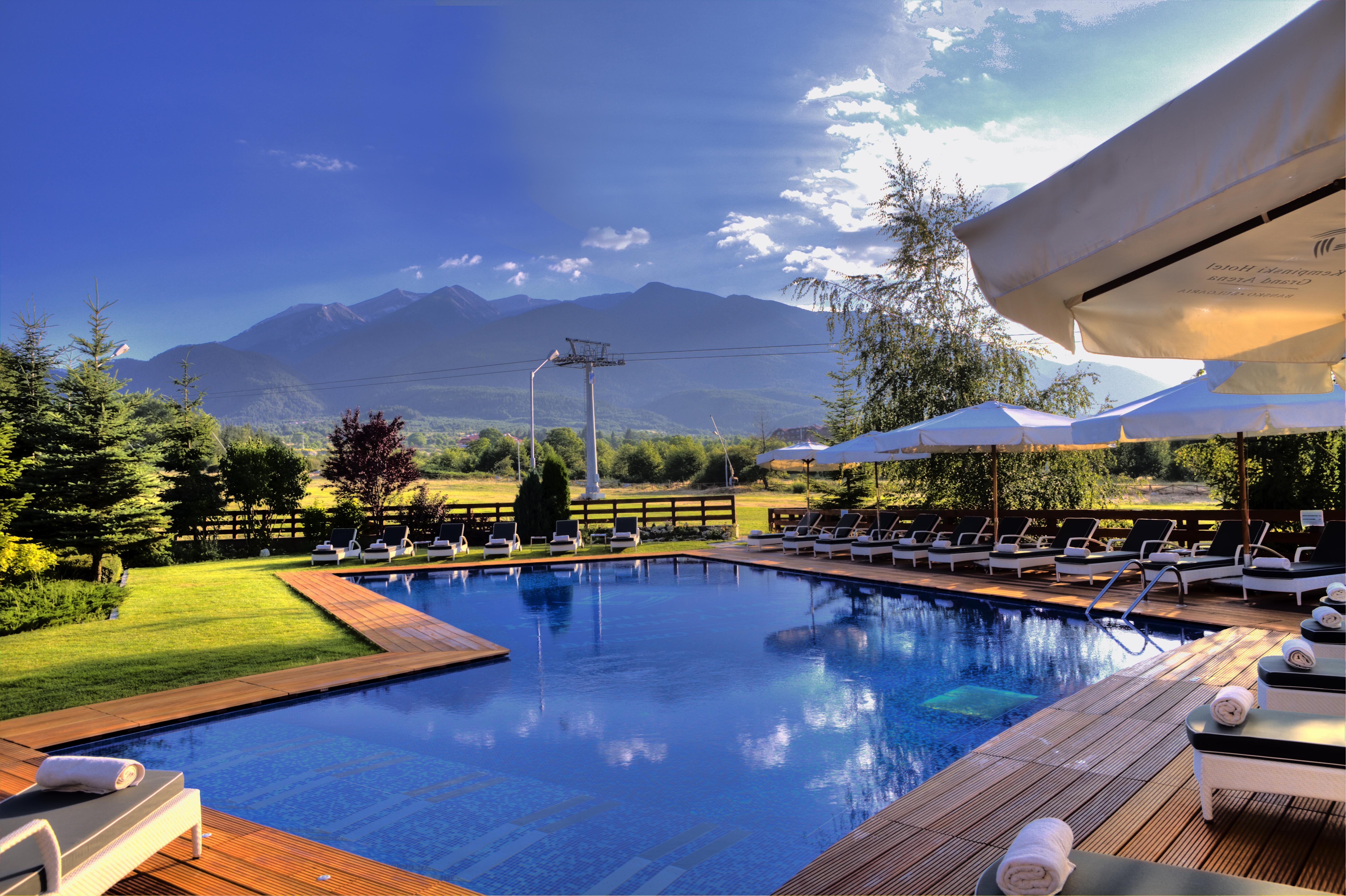 Kempinski Hotel Grand Arena Bansko Eksteriør bilde The swimming pool at the Hotel Axelmannstein