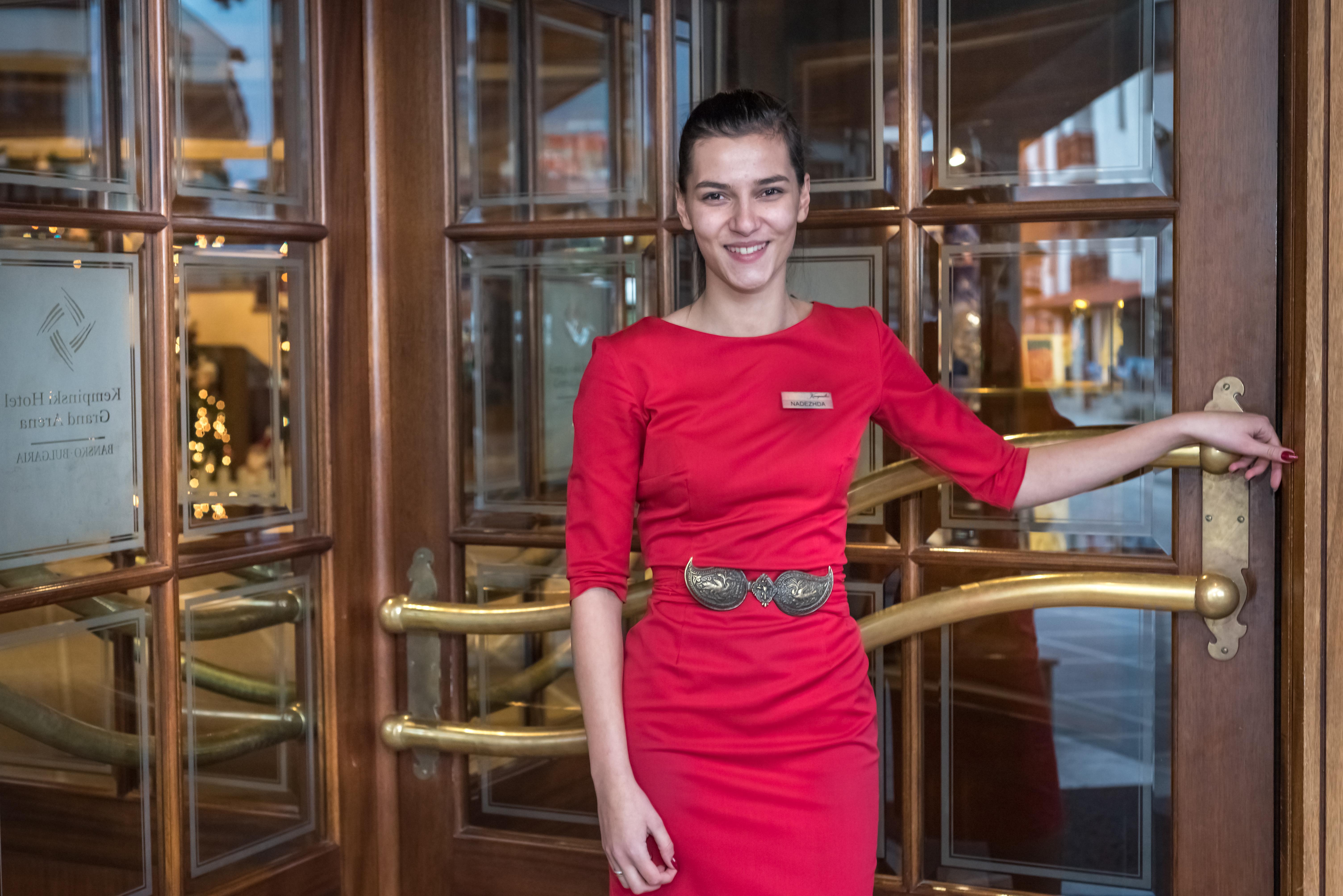 Kempinski Hotel Grand Arena Bansko Eksteriør bilde A hostess at the entrance of the hotel