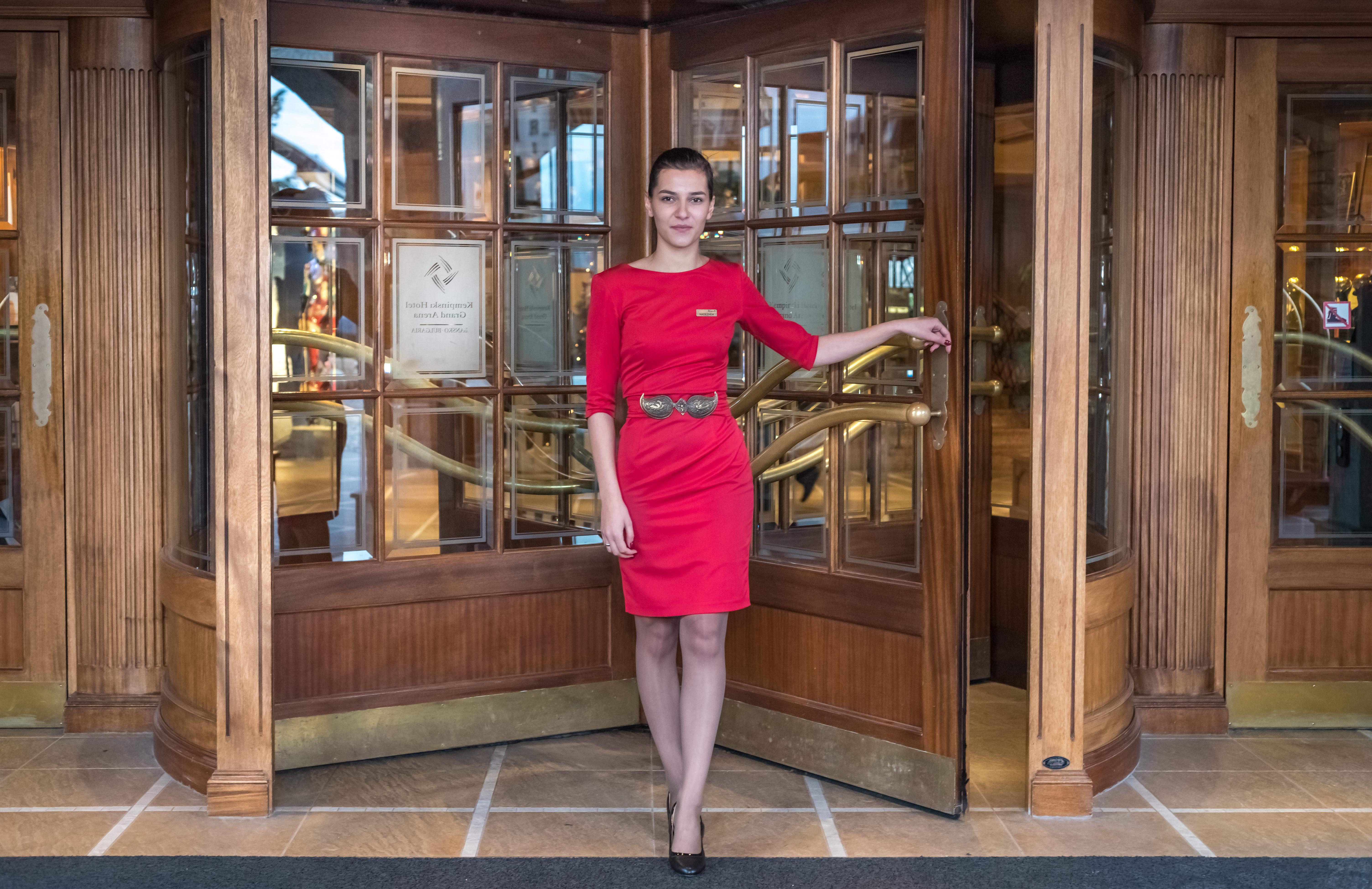 Kempinski Hotel Grand Arena Bansko Eksteriør bilde A doorwoman at the entrance of a hotel