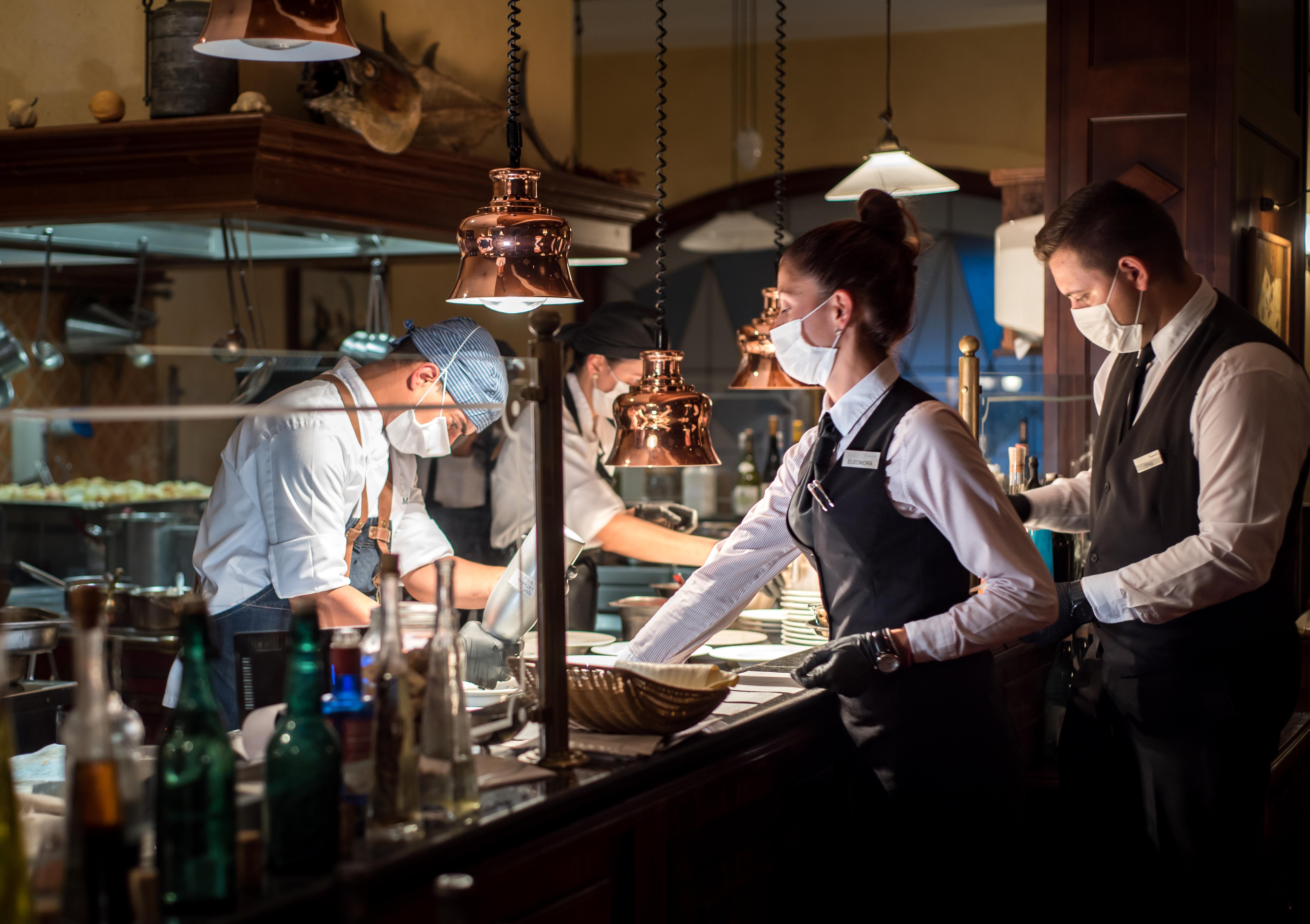 Kempinski Hotel Grand Arena Bansko Eksteriør bilde Restaurant staff wearing masks in Italy