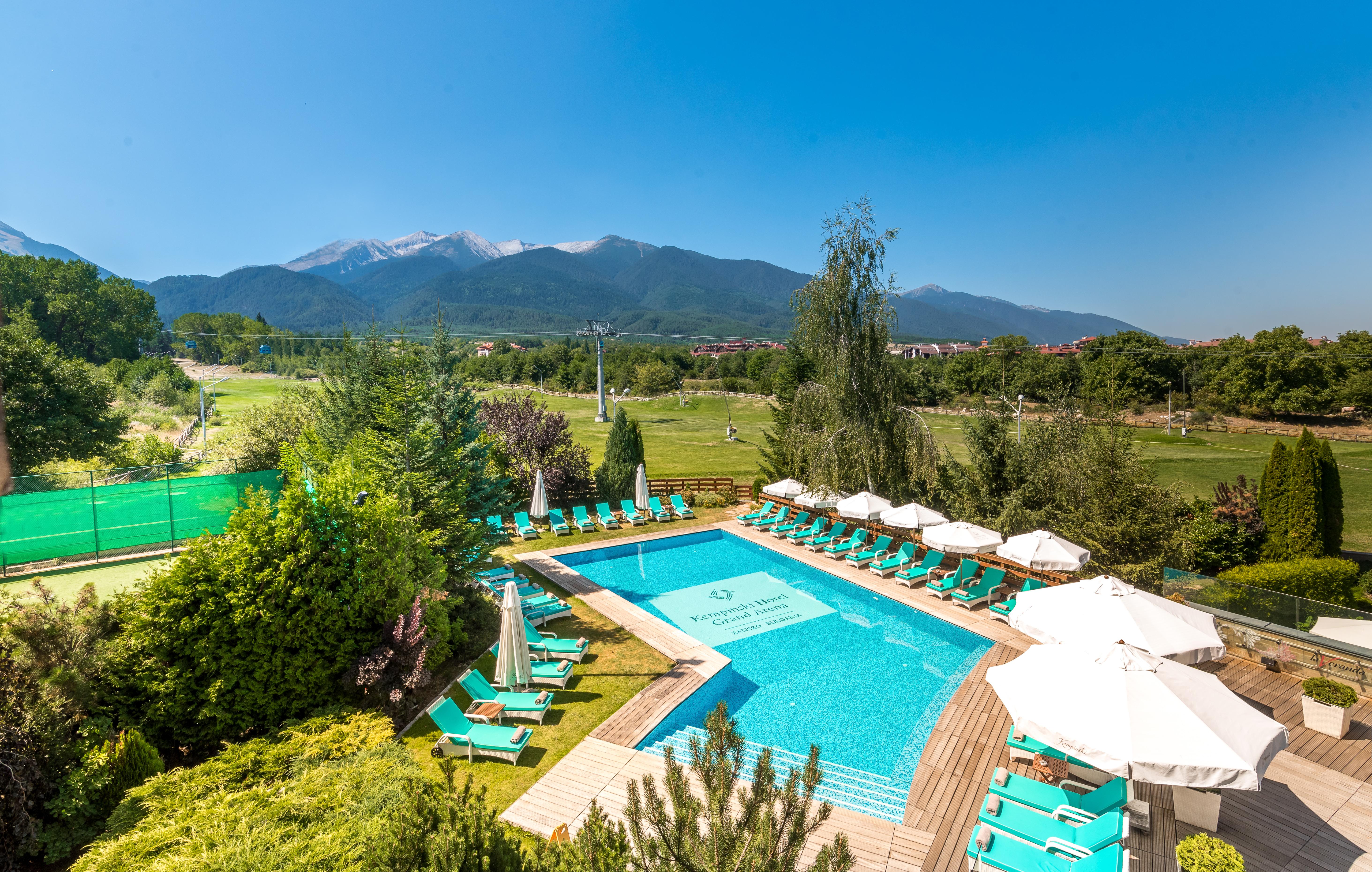 Kempinski Hotel Grand Arena Bansko Eksteriør bilde The swimming pool at the hotel