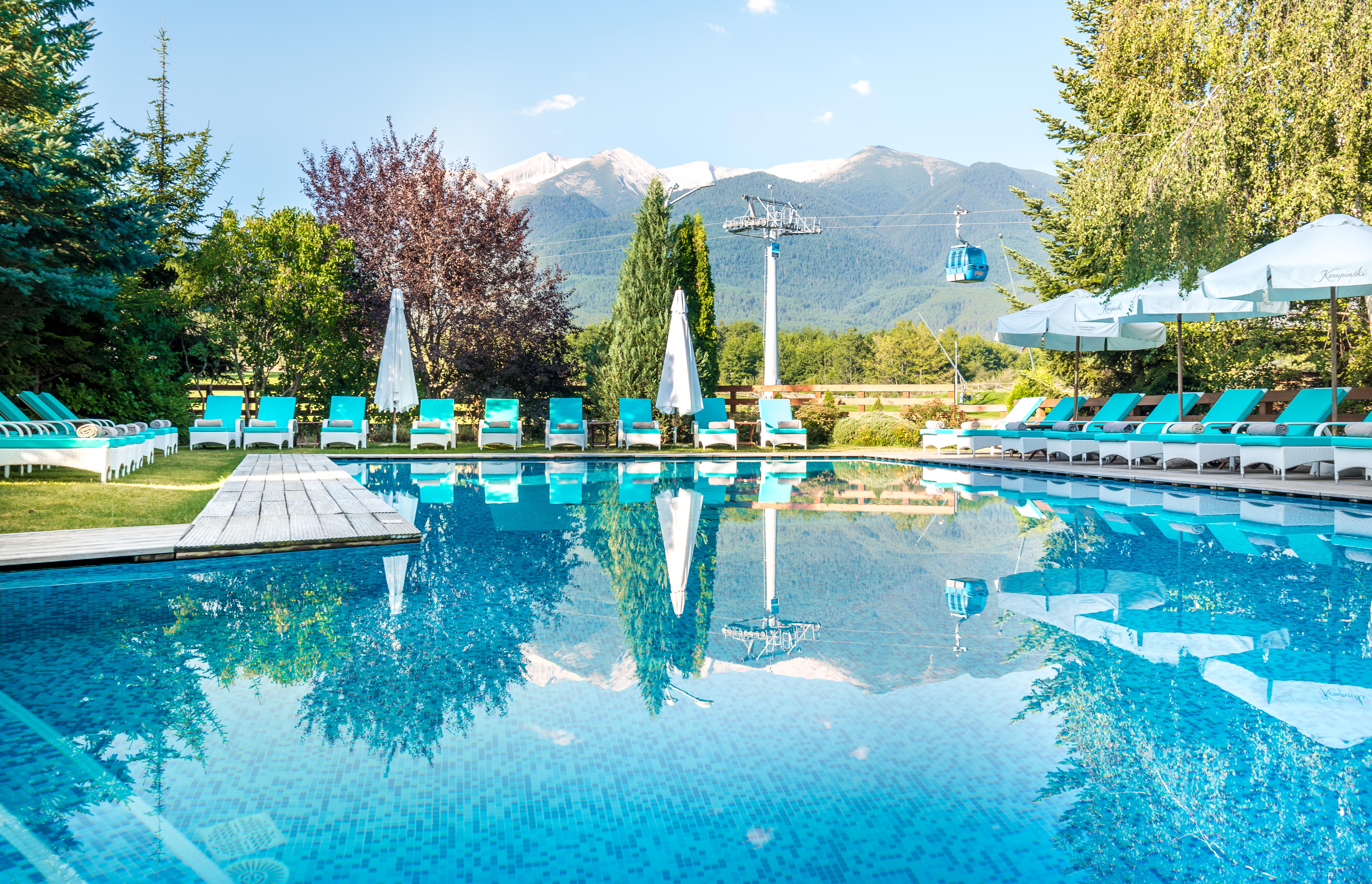 Kempinski Hotel Grand Arena Bansko Eksteriør bilde The swimming pool at the hotel